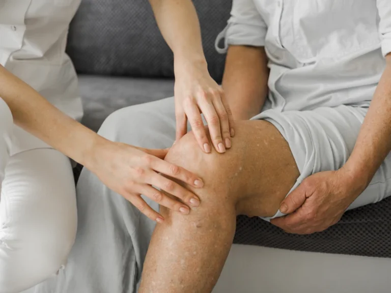 médico atendiendo paciente con trombosis